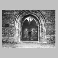 111-1002 Portal der Kirchenruine in Wehlau mit der Gedenk-tafel und dem neuen Tor.jpg